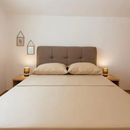 بيت للعطل House Dupla Donji Okrug (Ciovo)